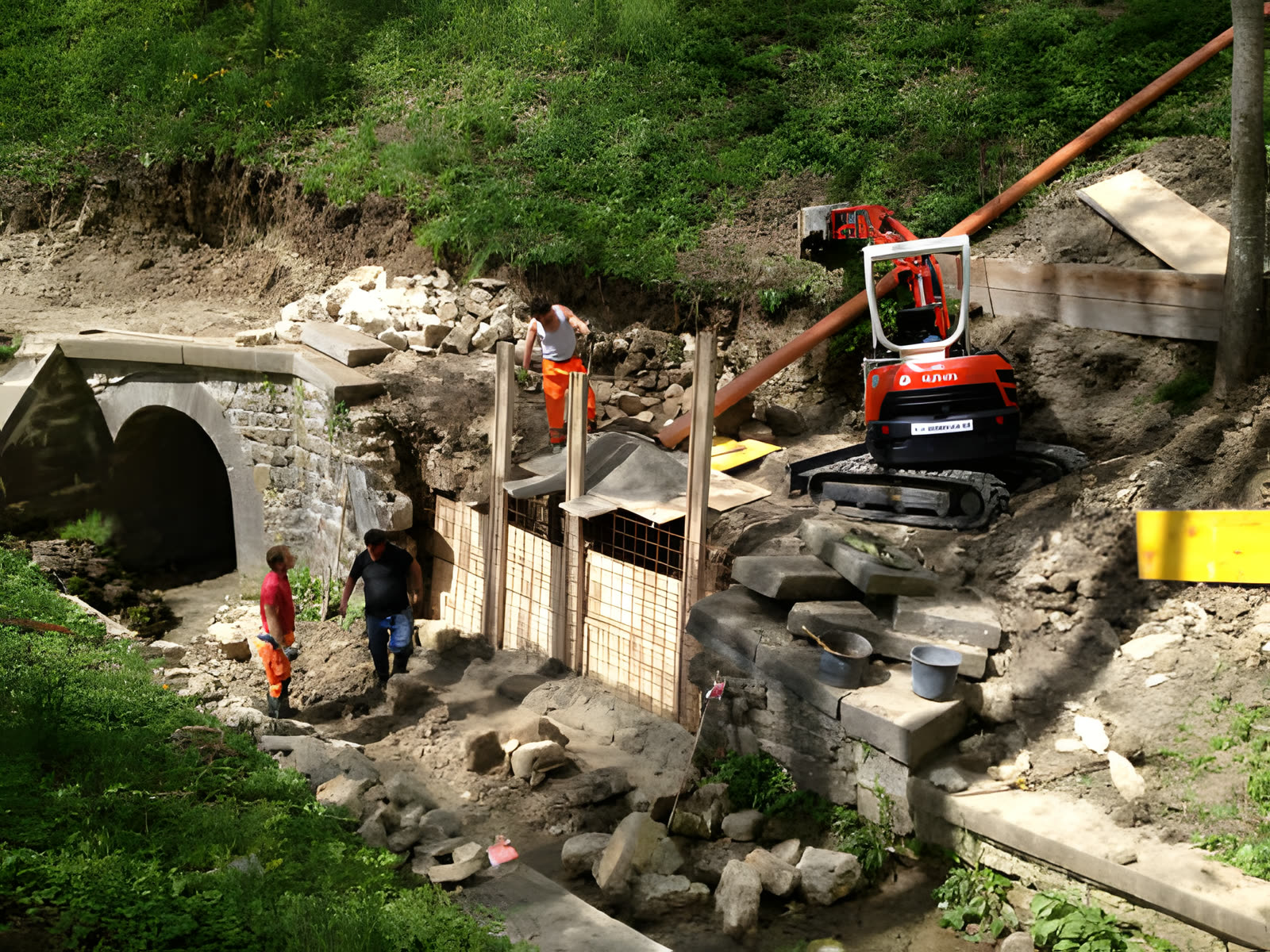 Chantier de génie civil, mur en pierre et ouvrage voûté